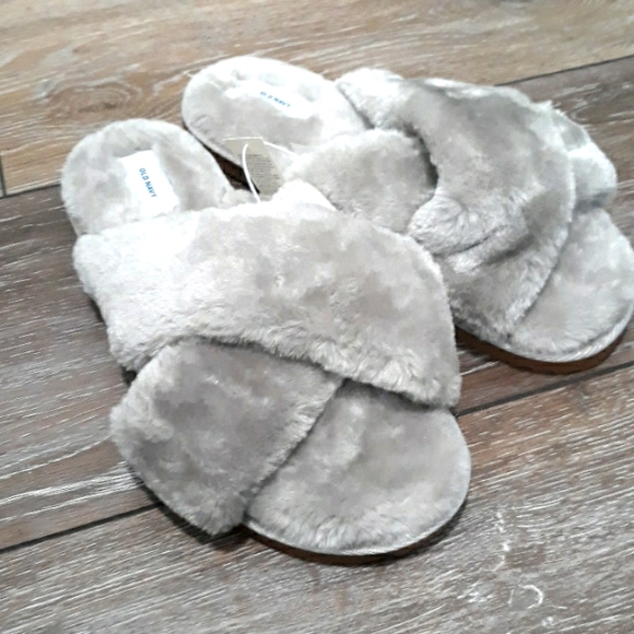 Old Navy silver fluffy slippers. NWT. Size 7 - Picture 1 of 4